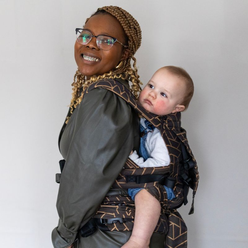 Babuebaby Gogo baby carrier in Fractal worn on the back with baby supported, side view2 jpeg