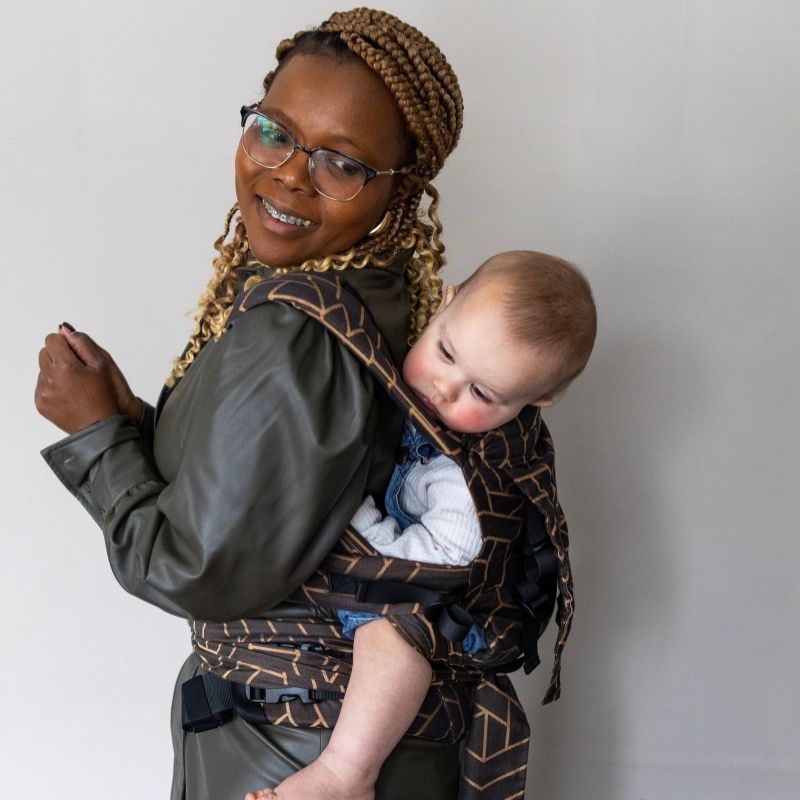 Babuebaby Gogo baby carrier in Fractal worn on the back with baby supported, side view3