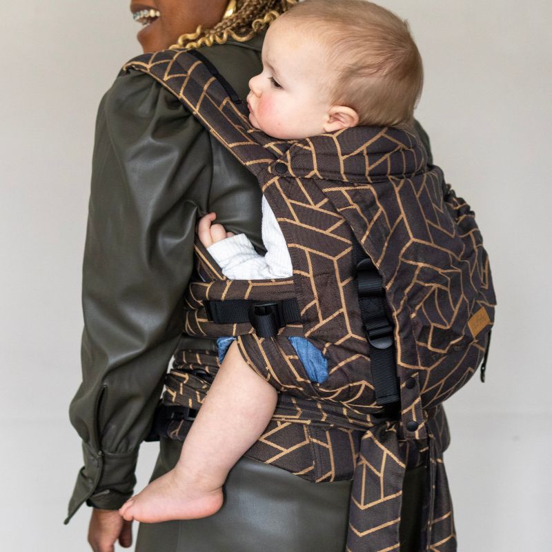 Babuebaby Gogo baby carrier in Fractal worn on the back with baby supported, side view4