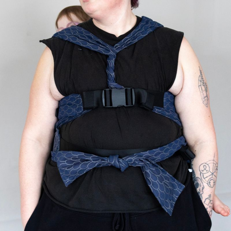 Babuebaby Gogo baby carrier in Scales worn on the back with baby supported, front view