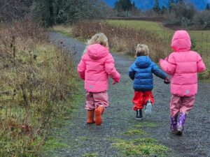 Featured image-blog post 3 kids running